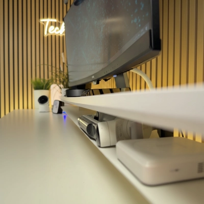 Monitorständer in Weiß auf weißem Tisch